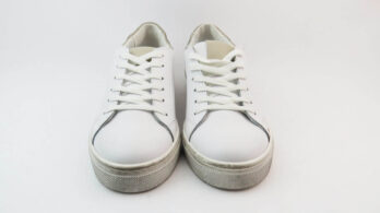 Sneakers bianco macchiate grigio