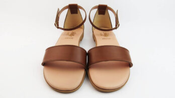 Sandali bassi in pelle colore cuoio con fascia, tallone chiuso e cinturino alla caviglia