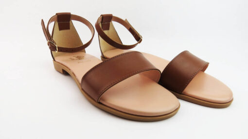 Sandali bassi in pelle colore cuoio con fascia, tallone chiuso e cinturino alla caviglia