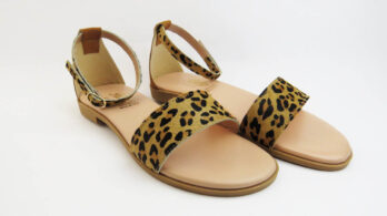 Sandali bassi in pelle colore leopardo, tallone chiuso e cinturino alla caviglia