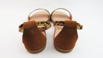 Sandali bassi in pelle colore leopardo, tallone chiuso e cinturino alla caviglia