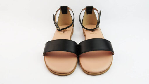 Sandali bassi in pelle colore nero con tallone chiuso e cinturino alla caviglia