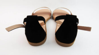 Sandali bassi in pelle colore nero con fascia stampa pitone, tallone chiuso e cinturino alla caviglia