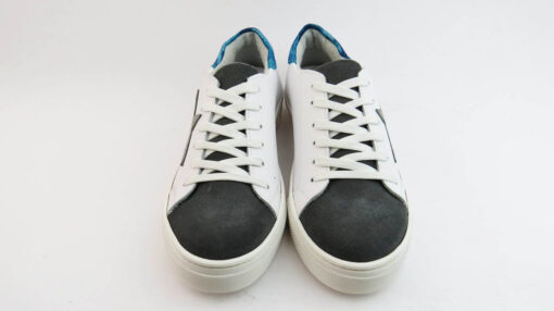 Sneakers colore bianco allacciate con stella e talloncino camouflage blu