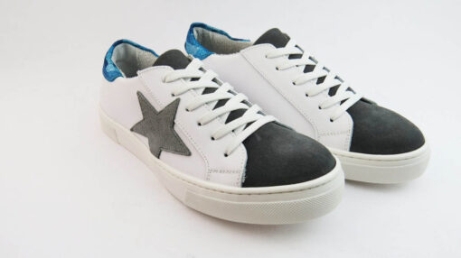 Sneakers colore bianco allacciate con stella e talloncino camouflage blu