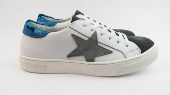 Sneakers colore bianco allacciate con stella e talloncino camouflage blu
