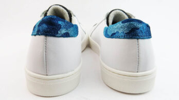 Sneakers colore bianco allacciate con stella e talloncino camouflage blu