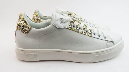 Sneakers colore bianco allacciate con glitter oro
