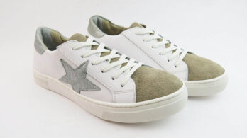 Sneakers colore bianco allacciate con stella con talloncino effetto cracked grigio