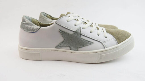 Sneakers colore bianco allacciate con stella con talloncino effetto cracked grigio