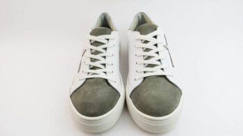 Sneakers colore bianco allacciate con stella con talloncino laminato grigio