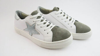 Sneakers colore bianco allacciate con stella con talloncino laminato grigio