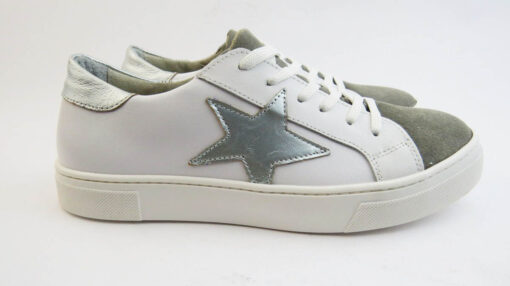 Sneakers colore bianco allacciate con stella con talloncino laminato grigio