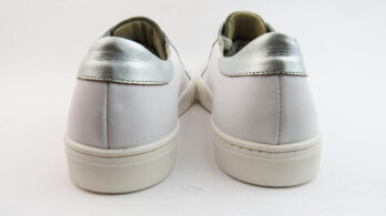 Sneakers colore bianco allacciate con stella con talloncino laminato grigio