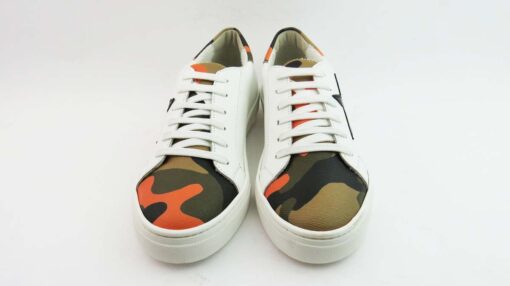 Sneakers colore bianco con stella colore nero camouflage orange