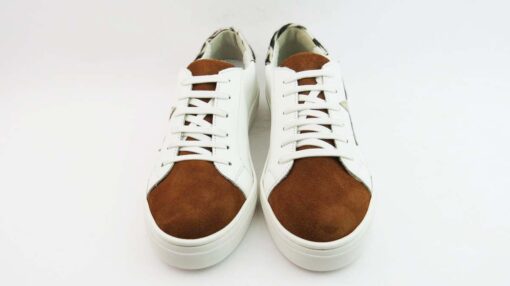 Sneakers colore bianco allacciate con stella oro e talloncino zebrato