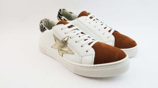 Sneakers colore bianco allacciate con stella oro e talloncino zebrato