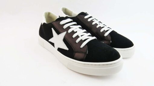 Sneakers colore nero allacciate con stella bianco e tomaia tech