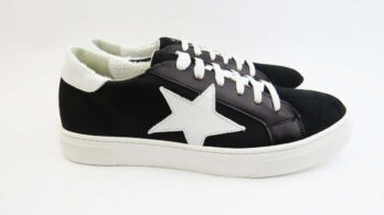 Sneakers colore nero allacciate con stella bianco e tomaia tech
