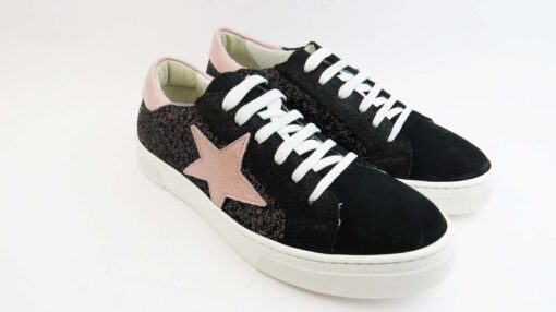 Sneakers colore nero allacciate con stella e talloncino rosa e glitter nero