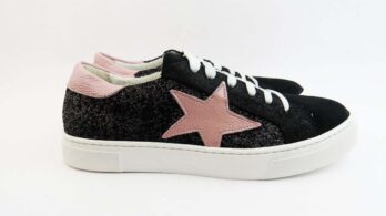 Sneakers colore nero allacciate con stella e talloncino rosa e glitter nero