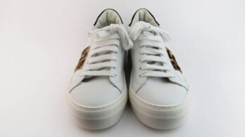 Sneakers basse colore bianco con banda laterale in cavallino maculato impreziosite da borchiette