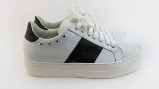 Sneakers basse colore bianco con banda laterale in vitello nero impreziosite da borchiette