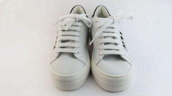 Sneakers basse colore bianco con banda laterale zebrata impreziosite da borchiette