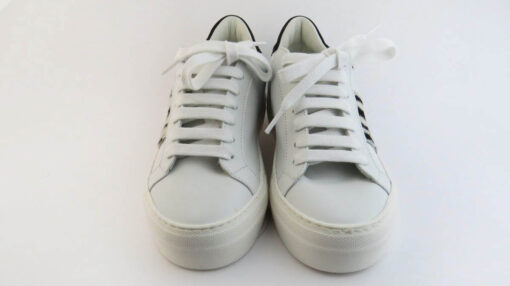Sneakers basse colore bianco con banda laterale zebrata impreziosite da borchiette