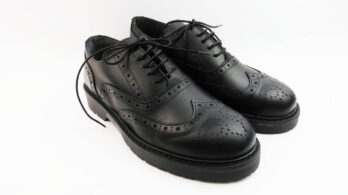 Scarpe con lacci in crust vitello colore nero con lavorazione all'inglese