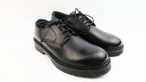 Scarpe con lacci in crust vitello colore nero