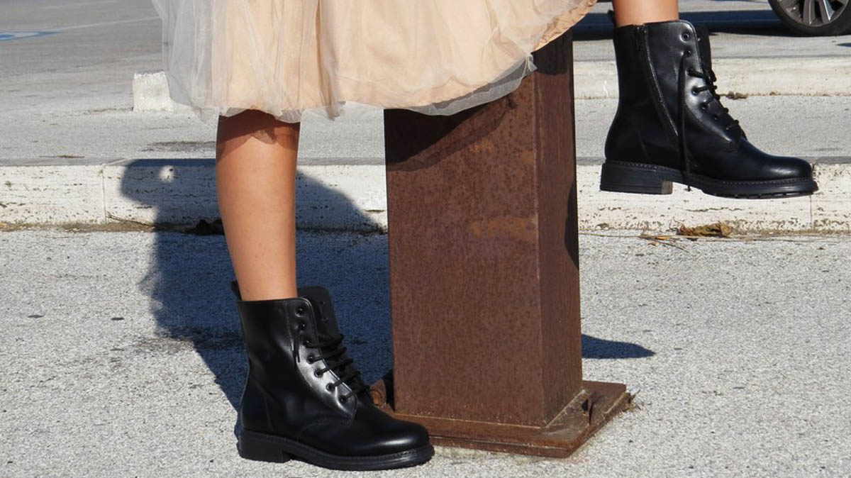 Anfibi bassi in vitello colore nero con lacci e zip laterale - Patty Shoes