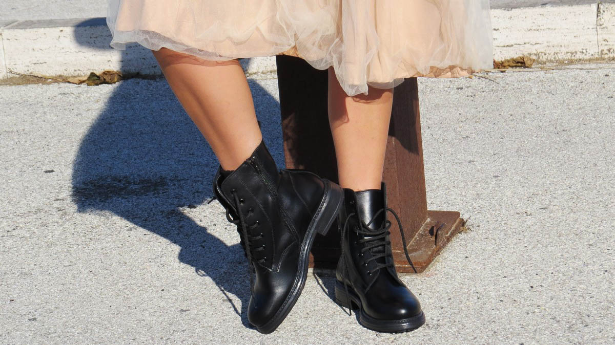 Anfibi bassi in vitello colore nero con lacci e zip laterale - Patty Shoes