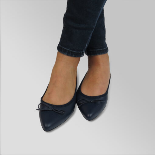 Ballerine a punta in vera pelle colore blu