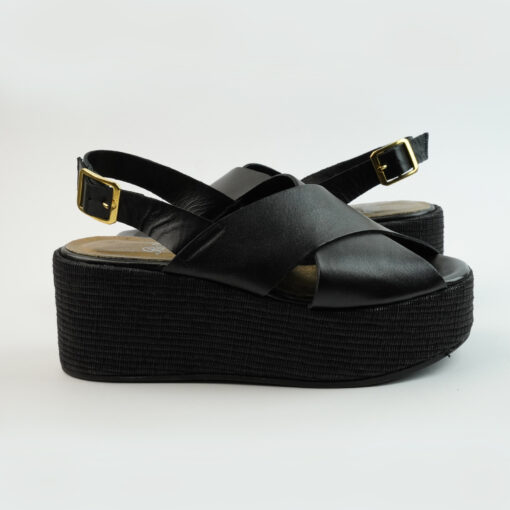 Sandali con zeppa in vera pelle colore nero con due fasce incrociate e cinturino