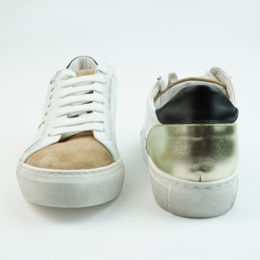 Sneakers basse in pelle colore bianco con punta in camoscio colore salmone e freccia laterale con borchiette