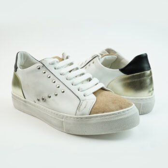 Sneakers basse in pelle colore bianco con punta in camoscio colore salmone e freccia laterale con borchiette