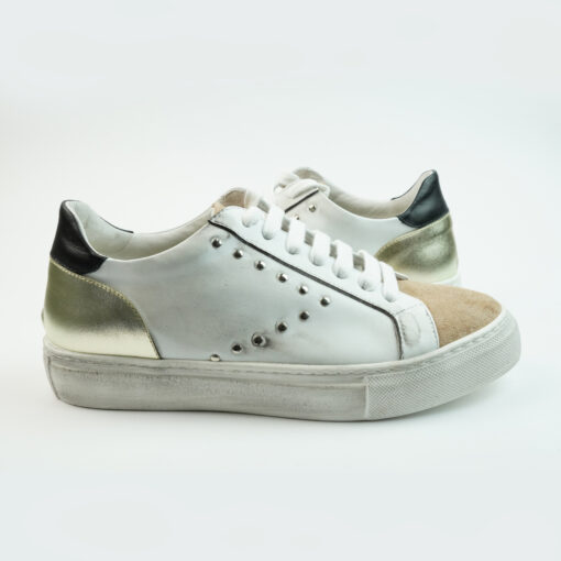 Sneakers basse in pelle colore bianco con punta in camoscio colore salmone e freccia laterale con borchiette