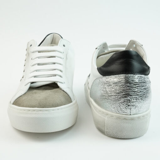  Sneakers basse in pelle colore bianco con punta in camoscio colore taupe e freccia laterale con borchiette