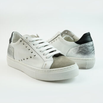  Sneakers basse in pelle colore bianco con punta in camoscio colore taupe e freccia laterale con borchiette