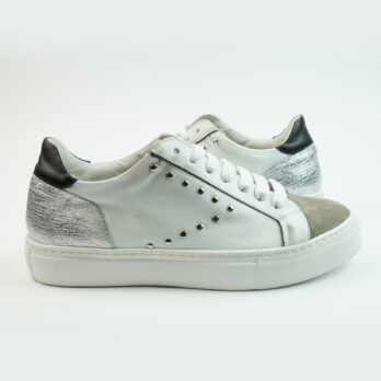  Sneakers basse in pelle colore bianco con punta in camoscio colore taupe e freccia laterale con borchiette