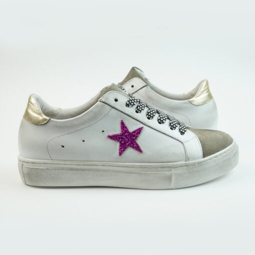  Sneakers basse in pelle colore bianco con stella glitter fuxia e punta camoscio taupe