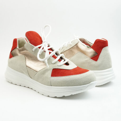 Sneakers running in camoscio beige con inserto rosso e platino