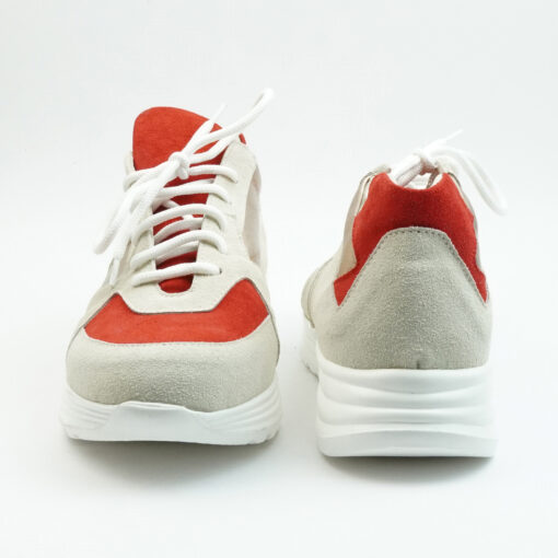 Sneakers running in camoscio beige con inserto rosso e platino