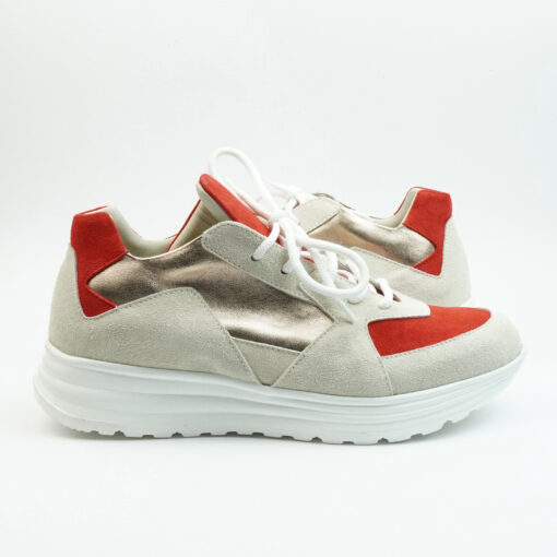 Sneakers running in camoscio beige con inserto rosso e platino