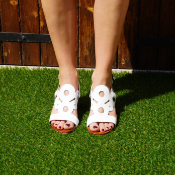 Sandali in vera pelle taglio laser con cinturino colore bianco tacco 5 cm