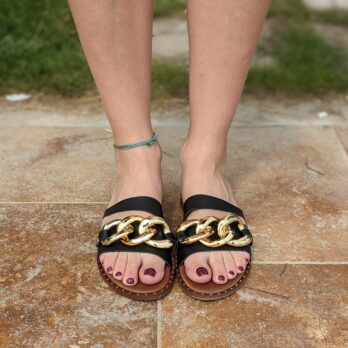 Ciabatte in vera pelle con catena big oro colore nero tacco 1 cm