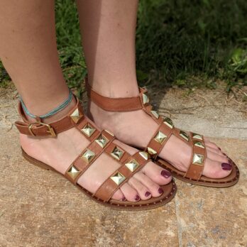 Sandali in vera pelle con cinturino alla caviglia e borchie coniche oro colore cuoio tacco 1 cm Patty Shoes