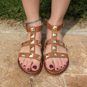 Sandali in vera pelle con cinturino alla caviglia e borchie coniche oro colore cuoio tacco 1 cm