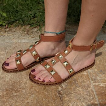 Sandali in vera pelle con cinturino alla caviglia e borchie coniche oro colore cuoio tacco 1 cm